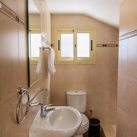 Prengos - Three Bedroom With Private Swimming Pool *