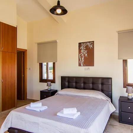 Villa Prengos - Three Bedroom With Private Swimming Pool *