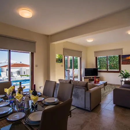 Prengos - Three Bedroom With Private Swimming Pool *